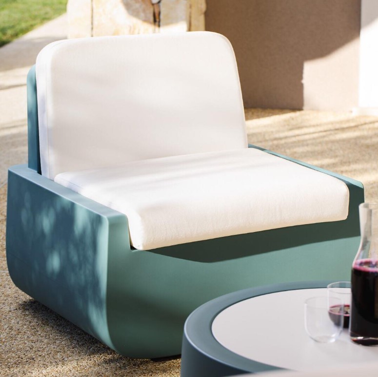 Poltrona Bold Armchair Plust con cuscino in polietilene interno esterno 